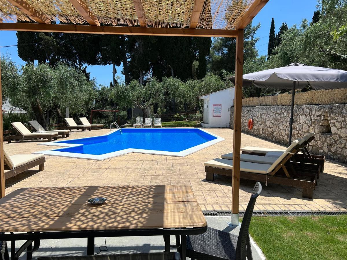 Olive Grove Poolside Apartments Benitses  Bagian luar foto