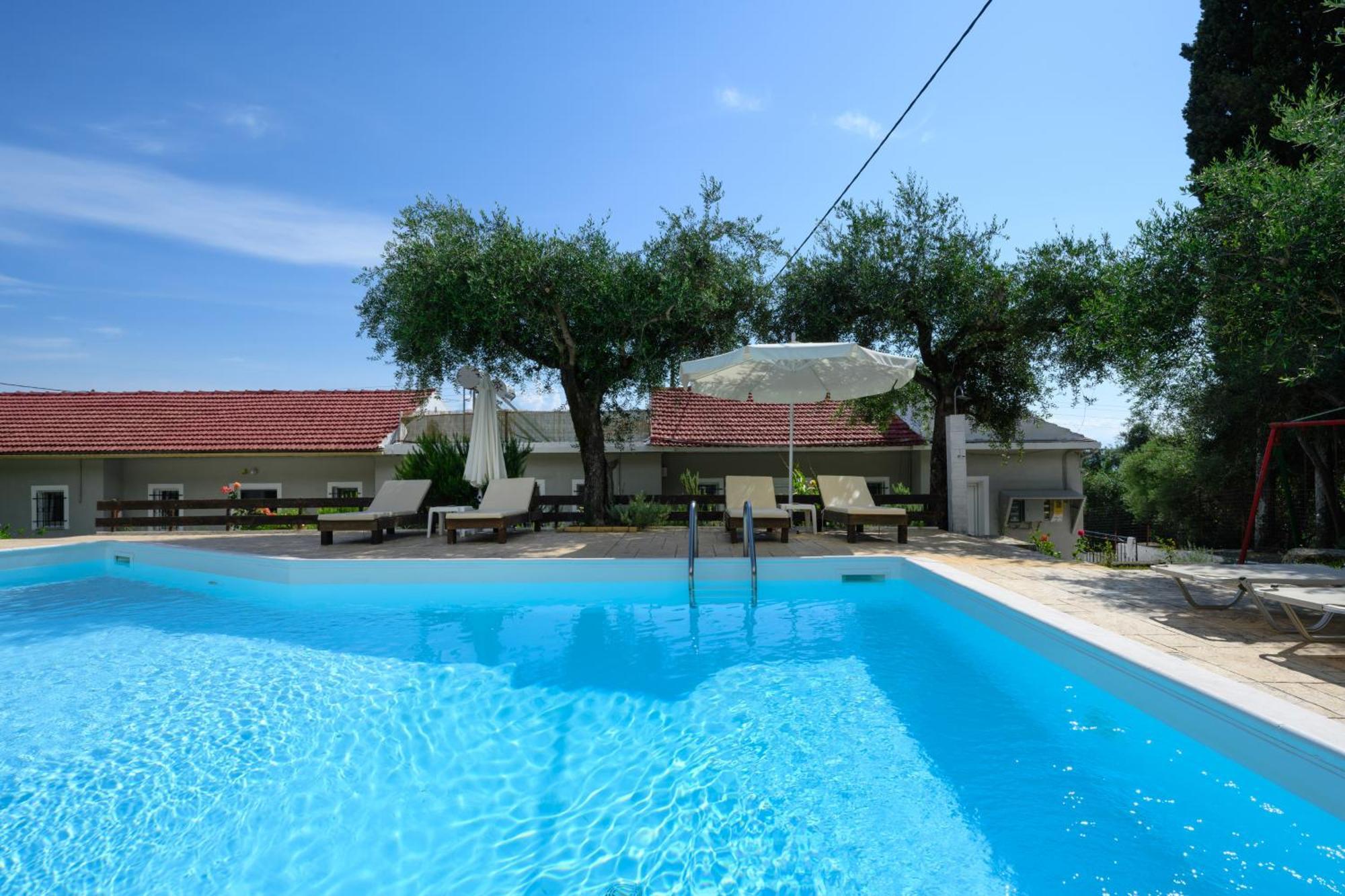 Olive Grove Poolside Apartments Benitses  Bagian luar foto