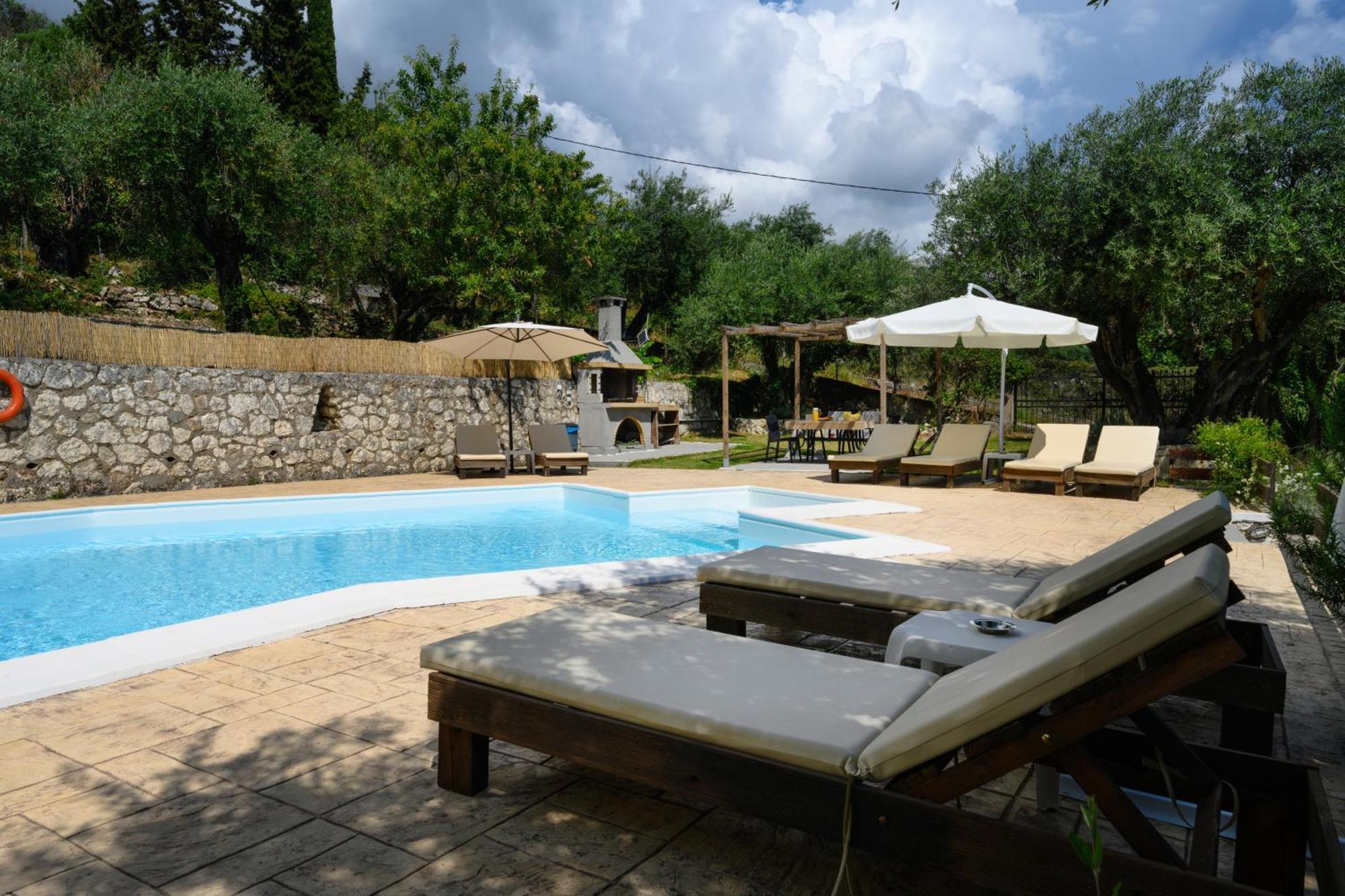 Olive Grove Poolside Apartments Benitses  Bagian luar foto