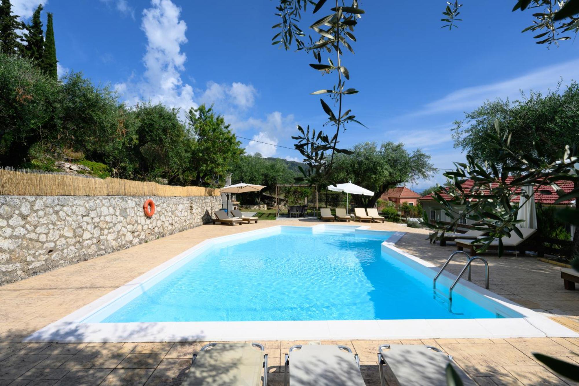 Olive Grove Poolside Apartments Benitses  Bagian luar foto